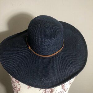 Embrace effortless summer style with this gorgeous Vintage floppy straw hat